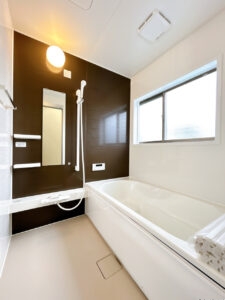 【リフォーム済み/浴室】浴室はハウステック製の新品のユニットバスに交換しました。浴槽には滑り止めの凹凸があり、床は濡れた状態でも滑りにくい加工がされている安心設計です。