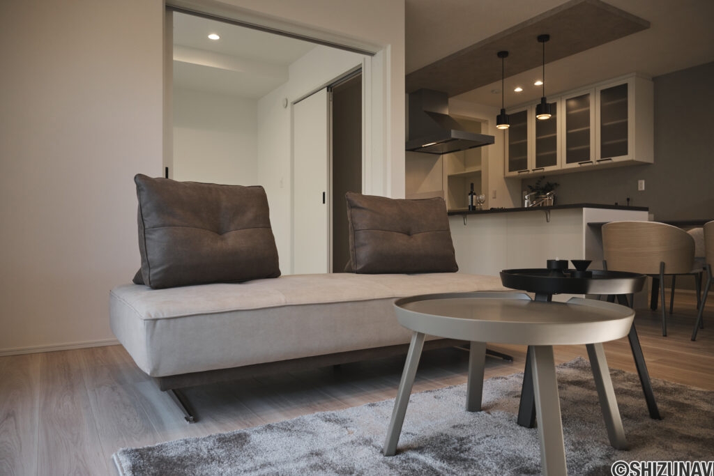 【A棟】家族のくつろぎ時間の中心になるリビング。大きめソファを置いてもゆとりがあり、映画を観たり会話を楽しんだり、毎日の「ほっとする場所」になります。