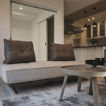 【A棟】家族のくつろぎ時間の中心になるリビング。大きめソファを置いてもゆとりがあり、映画を観たり会話を楽しんだり、毎日の「ほっとする場所」になります。