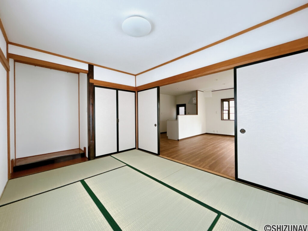 【リフォーム後／1階約6帖和室】LDKの隣にある和室は畳表替え、襖と障子の貼替え、照明交換とクロス貼替えを行いました。