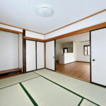 【リフォーム後／1階約6帖和室】LDKの隣にある和室は畳表替え、襖と障子の貼替え、照明交換とクロス貼替えを行いました。