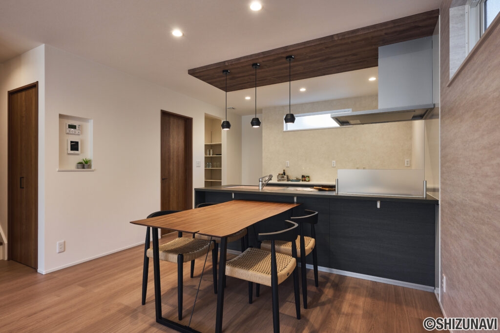 【E棟】キッチンとダイニングが緩やかにつながり、配膳や片付けもスムーズに行えます。毎日の家事も、家族との時間も心地よく楽しめる空間です。