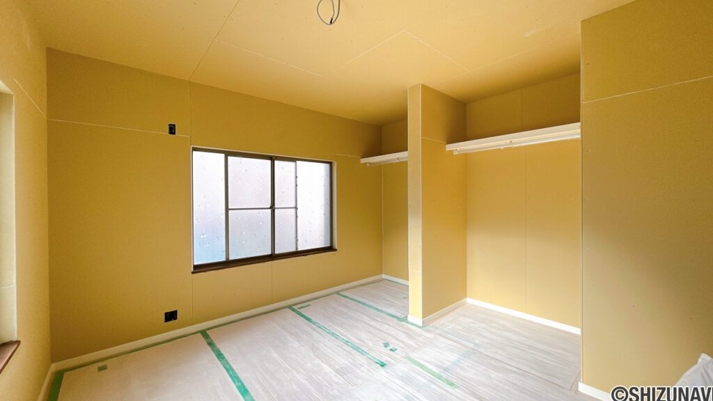 【リフォーム中/2階西側約6帖和室→洋室へ間取り変更中】耐震補強工事、フローリング張り、クロス張替え、照明交換等を行っていきます。