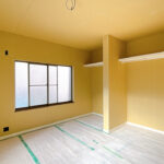 【リフォーム中/2階西側約6帖和室→洋室へ間取り変更中】耐震補強工事、フローリング張り、クロス張替え、照明交換等を行っていきます。