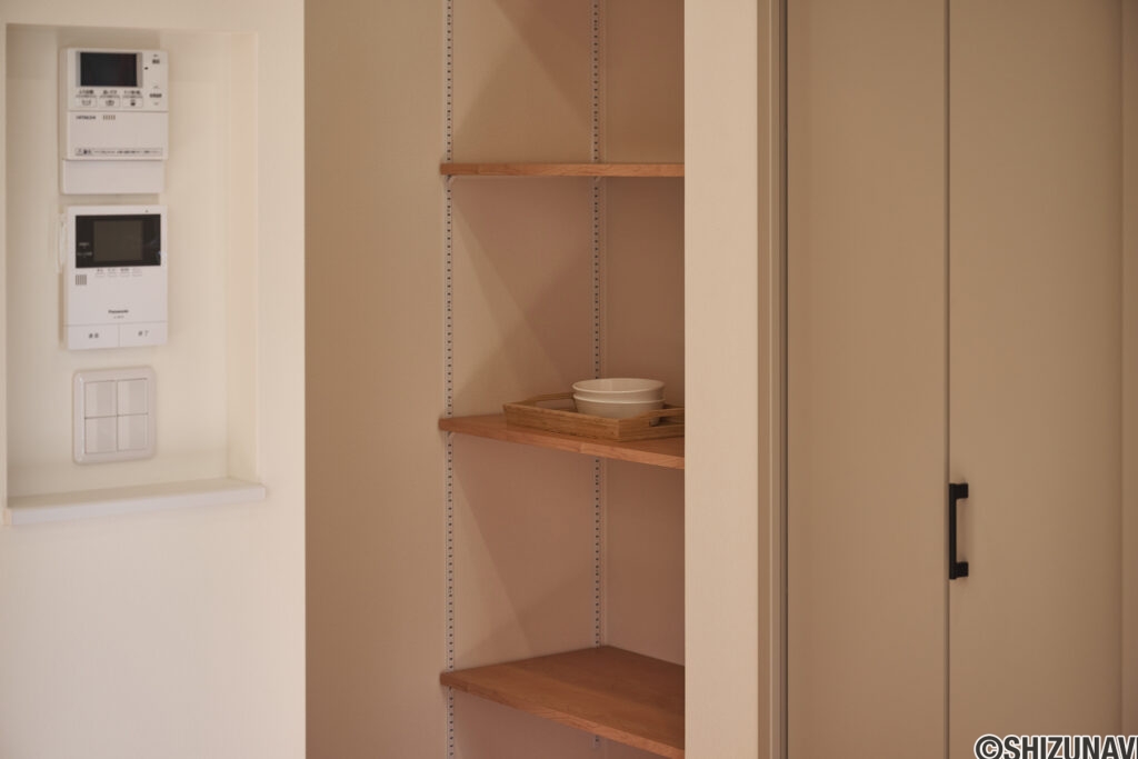 【B棟】キッチン横に約1帖の広々パントリーを確保。食品ストックや調理家電、日用品までまとめて収納できて、作業スペースはいつもすっきり。買い置き管理もしやすく家事がはかどります。