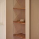 【B棟】キッチン横に約1帖の広々パントリーを確保。食品ストックや調理家電、日用品までまとめて収納できて、作業スペースはいつもすっきり。買い置き管理もしやすく家事がはかどります。