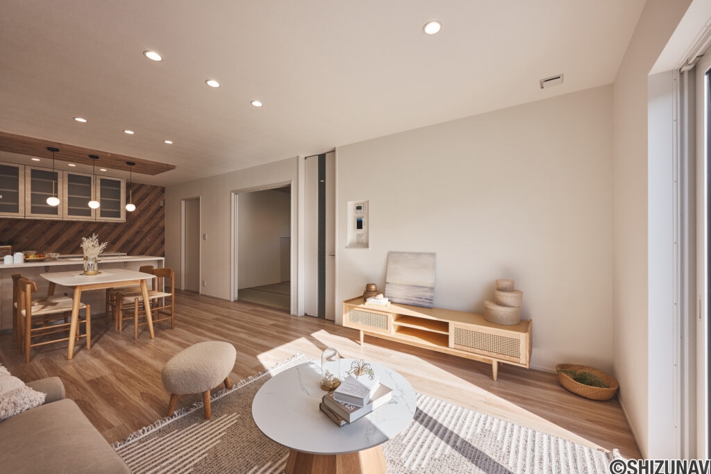 【D棟】やわらかな光と木の温もりに包まれるLDK。ナチュラルな素材感が心を整え、家族が自然と集まる心地よい空間。