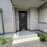シックな玄関です