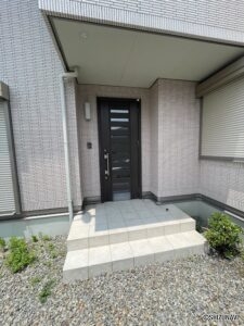 シックな玄関です