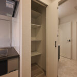 【A棟】キッチン横に設けた収納は、パントリーとして大活躍。食品ストックや調理家電をまとめてしまえて、作業台はいつも広々。買い置きも管理しやすく、家事がはかどります。