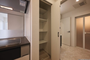 【A棟】キッチン横に設けた収納は、パントリーとして大活躍。食品ストックや調理家電をまとめてしまえて、作業台はいつも広々。買い置きも管理しやすく、家事がはかどります。