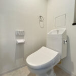 【リフォーム済み/トイレ】便器・便座は新品交換いたしました。タオルリング・ペーパーホルダーも合わせて交換いたしました。