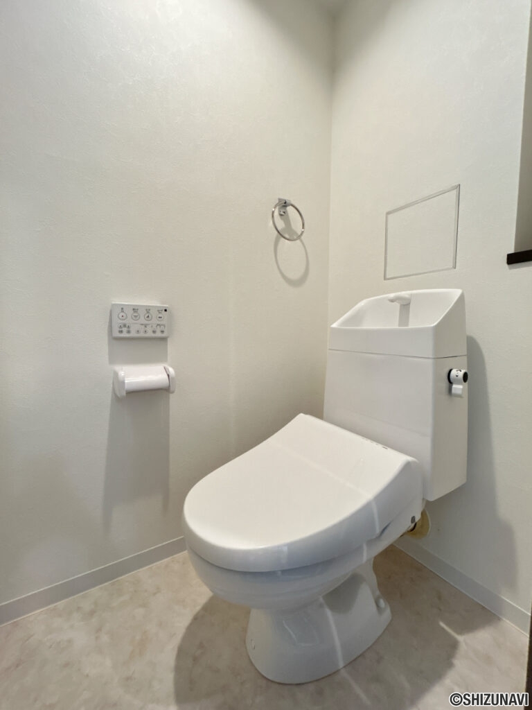 【リフォーム済み/トイレ】便器・便座は新品交換いたしました。タオルリング・ペーパーホルダーも合わせて交換いたしました。