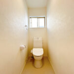 【リフォーム済み/トイレ】便器・便座は新品交換いたしました。タオルリング・ペーパーホルダーも合わせて交換いたしました。