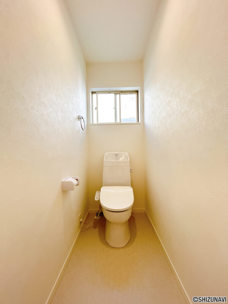 【リフォーム済み/トイレ】便器・便座は新品交換いたしました。タオルリング・ペーパーホルダーも合わせて交換いたしました。