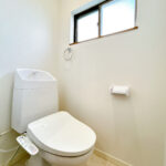 【リフォーム済み/トイレ】便器・便座は新品交換いたしました。タオルリング・ペーパーホルダーも合わせて交換いたしました。