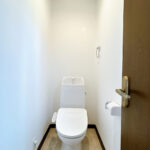 【リフォーム済／トイレ】便器・便座は新品交換いたしました。タオルリング・ペーパーホルダーも合わせて交換しております。