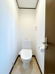 【リフォーム済／トイレ】便器・便座は新品交換いたしました。タオルリング・ペーパーホルダーも合わせて交換しております。