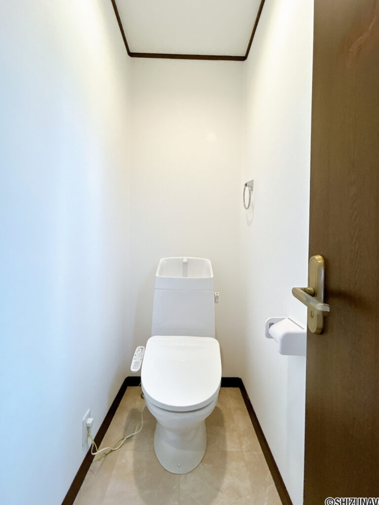 【リフォーム済／トイレ】便器・便座は新品交換いたしました。タオルリング・ペーパーホルダーも合わせて交換しております。