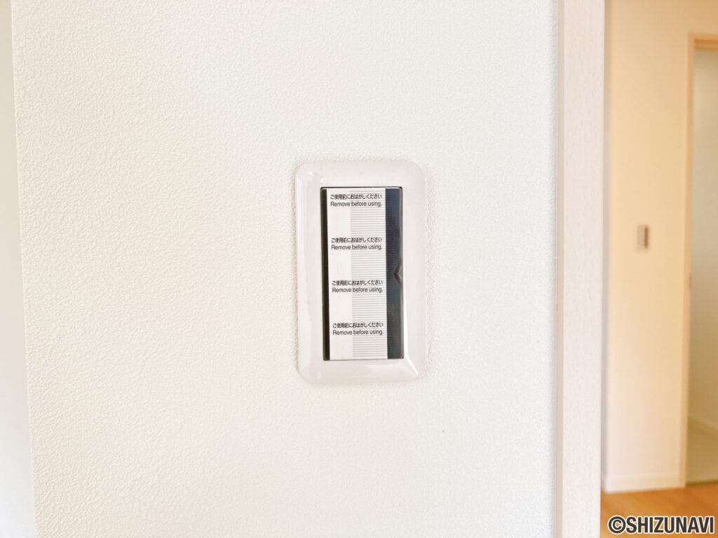 【リフォーム済み/設備】照明スイッチはワイドタイプに交換しました。毎日手に触れる部分なので気になりますよね。新品できれいですし、見た目もオシャレで押しやすいです。