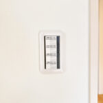 【リフォーム済み/設備】照明スイッチはワイドタイプに交換しました。毎日手に触れる部分なので気になりますよね。新品できれいですし、見た目もオシャレで押しやすいです。