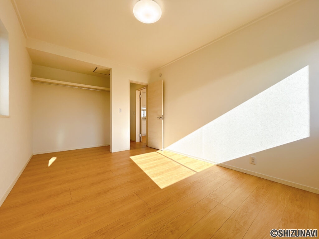 【リフォーム済み/2階6帖洋室】フローリング張り、クロス張替え、照明交換等を行いました。