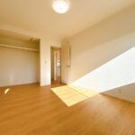 【リフォーム済み/2階6帖洋室】フローリング張り、クロス張替え、照明交換等を行いました。