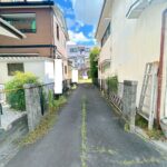 【進入路】現在約2.6mの進入路ですが、一部塀を撤去し、進入路約3mほどになるため大きな車でも通行できるようになります。