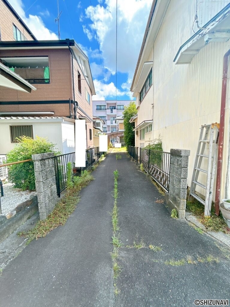 【進入路】現在約2.6mの進入路ですが、一部塀を撤去し、進入路約3mほどになるため大きな車でも通行できるようになります。