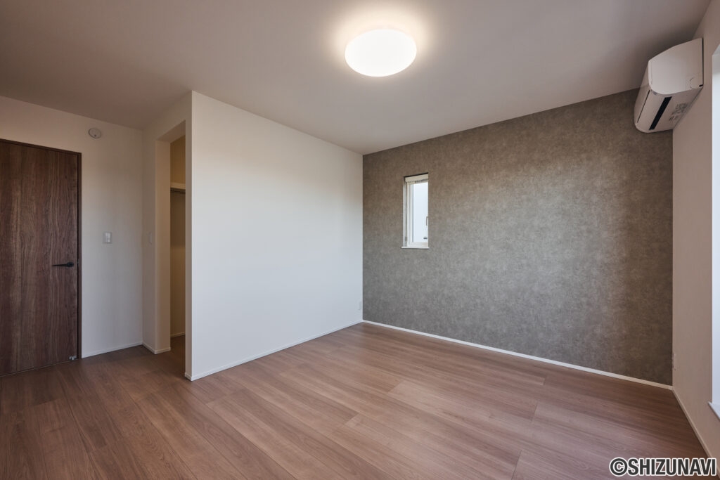 【E棟】シックな色合いのアクセントクロスが空間にほどよい個性をプラスし、心を落ち着かせてくれる寝室に。