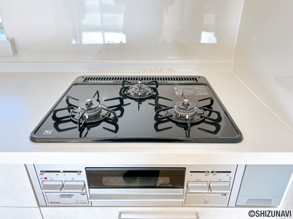 【リフォーム済み/設備】3口コンロは複数品目一緒に作れ、調理の心強い味方です。