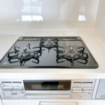 【リフォーム済み/設備】3口コンロは複数品目一緒に作れ、調理の心強い味方です。