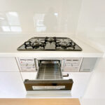 【キッチン/コンロ】3口コンロは複数品目一緒に作れ、調理の心強い味方です。