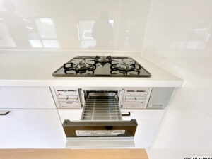 【キッチン/コンロ】3口コンロは複数品目一緒に作れ、調理の心強い味方です。