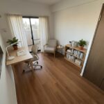 AIで家具配置した画像です。書斎として利用できる程よい広さのお部屋です。