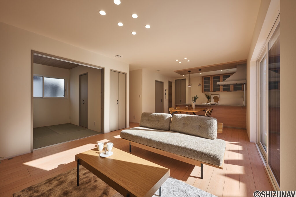 【B棟】リビングから和室までひと続きの開放感。家族の気配を感じながら、くつろぎ・遊び・お昼寝もこの空間で。光が差し込む、あたたかな団らんが叶います。