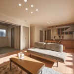 【B棟】リビングから和室までひと続きの開放感。家族の気配を感じながら、くつろぎ・遊び・お昼寝もこの空間で。光が差し込む、あたたかな団らんが叶います。