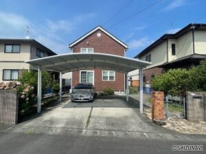 カーポート付きの駐車場です