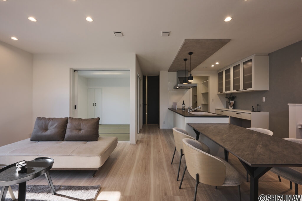 【A棟】家族が自然と集まる、開放感のあるLDK。キッチンからリビングまで見渡せて、会話を楽しみながら家事もスムーズ。食事もくつろぎも、この一室で心地よく叶います。