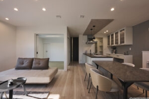 【A棟】家族が自然と集まる、開放感のあるLDK。キッチンからリビングまで見渡せて、会話を楽しみながら家事もスムーズ。食事もくつろぎも、この一室で心地よく叶います。