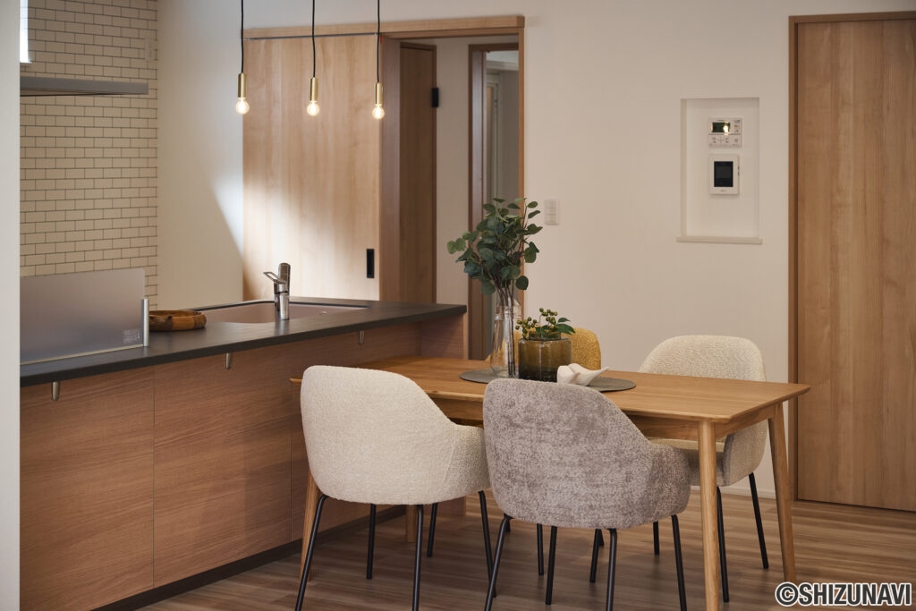 【F棟】キッチンとダイニングが心地よくつながる、開放感のある空間。日常にほどよいラフさと洗練を取り入れたダイニングスペースです。