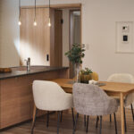 【F棟】キッチンとダイニングが心地よくつながる、開放感のある空間。日常にほどよいラフさと洗練を取り入れたダイニングスペースです。