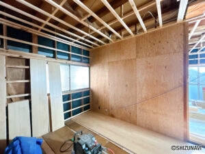 【リフォーム中/６帖洋室】これから耐震補強工事、フローリング張り、クロス張替え、照明交換等を行っていきます。