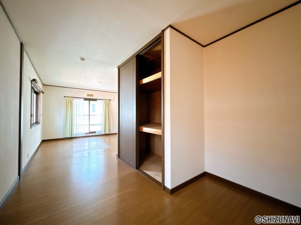 【リフォーム中／2階約13帖洋室】2階13帖の洋室には収納の奥に書斎スペースが併設されています。
