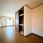 【リフォーム中／2階約13帖洋室】2階13帖の洋室には収納の奥に書斎スペースが併設されています。