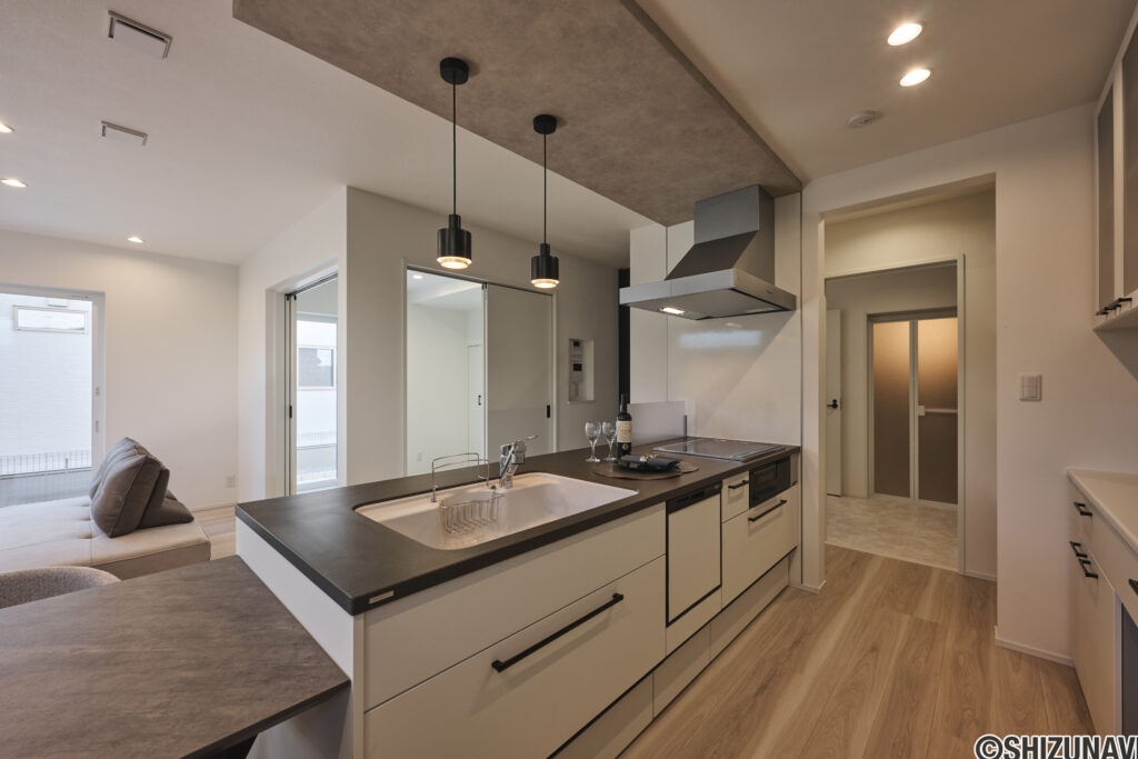 【A棟】キッチンから洗面へ一直線につながる家事ラク動線。料理の合間に洗濯や身支度までスムーズにこなせて、忙しいママの毎日にゆとりが生まれます。