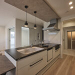 【A棟】キッチンから洗面へ一直線につながる家事ラク動線。料理の合間に洗濯や身支度までスムーズにこなせて、忙しいママの毎日にゆとりが生まれます。