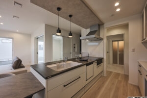 【A棟】キッチンから洗面へ一直線につながる家事ラク動線。料理の合間に洗濯や身支度までスムーズにこなせて、忙しいママの毎日にゆとりが生まれます。