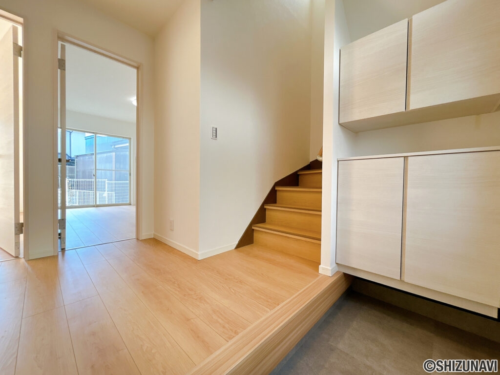 【リフォーム済み/1階廊下】フローリング張り、クロス張替え、照明交換等を行いました。