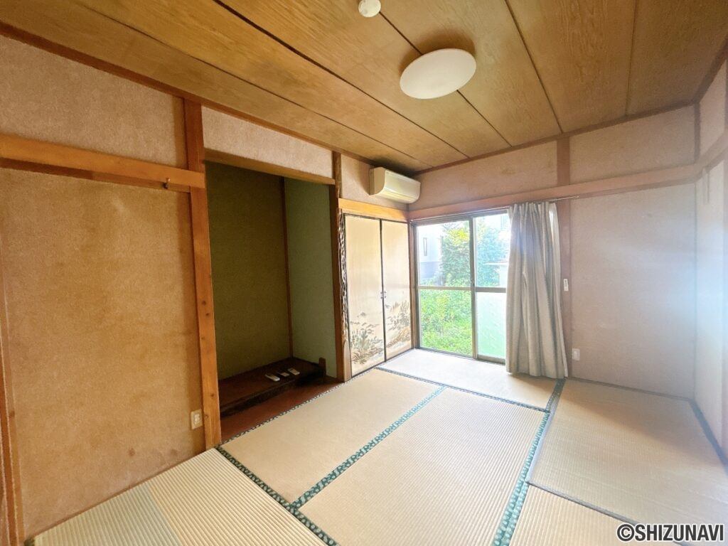 【リフォーム前/LDK別角度】これから耐震補強工事、フローリング張り、キッチン新品交換、クロス張替え、照明交換等を行っていきます。